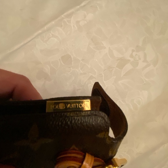 LOUIS VUITTON phone case. EarPods case - Picture 3 of 7